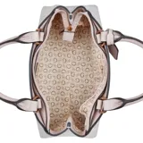 Cartera Guess modelo Easley, tamaño pequeño, color blanco con estampado del logo de la marca en gris. Tiene doble asa de mano color beige, correa de hombro ajustable y extraíble, y herrajes dorados. Incluye un dije con forma de candado con el logo de la marca.