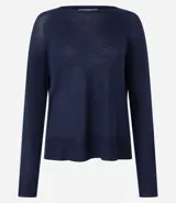Suéter negro de punto con cuello redondo y mangas largas.