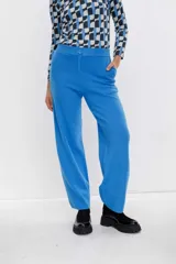 Pantalón de viscosa color celeste, de corte recto y tiro alto.