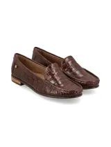 Mocasín Galgo de cuero color marrón, con costuras rojas y detalle de remache metálico con el logo de la marca.