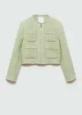 Chaqueta corta de tweed color verde claro, con cuello redondo, cierre frontal con cremallera y cuatro bolsillos de parche en la parte delantera.