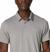 Polo de hombre Columbia Tech Trail, color blanco, de manga corta, con logo bordado en el pecho. Confeccionada en tejido hidroabsorbente Omni-Wick™ con elastano.