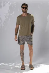 Remera color verde oliva de manga corta y cuello redondo.