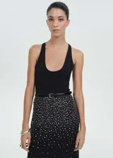 Body negro sin mangas, con tirantes anchos y cuello escotado.