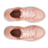 Zapatillas deportivas grises con detalles en celeste, marca Under Armour, modelo Charged Versurge.