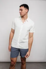 Short color beige de corte recto.