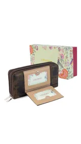 Billetera larga color plateado metalizado, con cierre perimetral y placa con el logo "Lincoln's" al frente. Presenta múltiples compartimentos y tarjeteros.