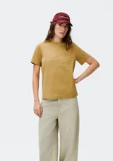Remera marrón de algodón con cuello redondo y mangas cortas.