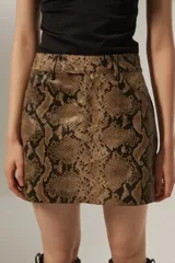 Minifalda marrón con estampado de piel de serpiente, corte recto y cinturón con hebilla.