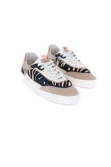 Championes urbanos de cuero vacuno color beige con estampado animal print en negro y blanco, detalles en azul marino y naranja. Plataforma blanca con suela de goma.