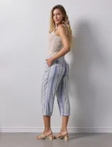 Pantalón capri de lino estampado marca Dash, con pretina ancha elastizada y bolsillos inclinados en la parte delantera.