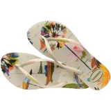 Ojotas Havaianas Slim Summer Bliss con base color crema y estampado de motivos playeros y florales en tonos pastel. Tiras finas color beige con logo de la marca.