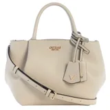 Bolso de mano tipo satchel color beige claro, con textura de cuero granulado y herrajes dorados. Presenta asas superiores rígidas y una correa cruzada ajustable y removible. Incluye un charm colgante decorativo con el logo de la marca.