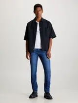 Jeans de corte slim tapered, color azul oscuro, con tiro medio, cinco bolsillos y cierre con cremallera.