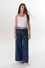 Jean de tiro alto, corte ancho y holgado, color azul oscuro. Se caracteriza por sus pespuntes en zigzag visibles en los laterales y bolsillos.