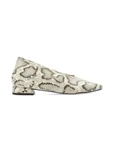 Zapato tipo chatita de cuero con estampado de reptil, elegante y casual, con taco forrado de 2,3 cm.