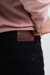 Pantalón de jean negro de corte recto.