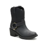 Bota corta negra de cuero con caña de gamuza y arnés con hebilla dorada.