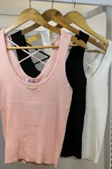 Musculosa blanca de hilo con diseño acanalado y tirantes finos.