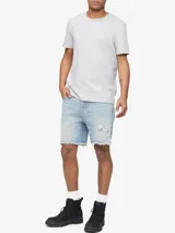 Remera gris de manga corta y cuello redondo, confeccionada en algodón. Presenta un pequeño monograma bordado de Calvin Klein en el pecho.