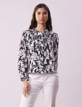 Chaqueta de lino estampada en blanco y negro, marca Zac & Rachel. Cuello a la base y abertura central con botones. Delantera con bolsillos.