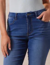 Jean skinny de tiro medio, color celeste, marca One Five One. Confeccionado en denim de algodón elastizado.