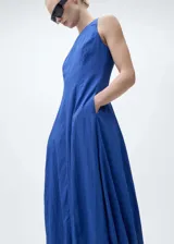 Vestido midi azul con corte evasé, sin mangas y cuello redondo. Incluye bolsillos laterales.