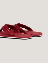 Ojotas rojas con tira de poliéster con pespuntes en contraste y logo de Tommy Hilfiger. Suela de EVA con raya en la entresuela.