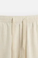 Pantalón azul marino de corte recto, con cintura elástica ajustable con cordón, bolsillos laterales y traseros.