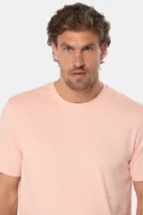 Remera celeste de manga corta con cuello redondo y bordado pequeño en el pecho. Corte clásico.