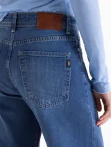 Jeans wide leg de denim azul, con diseño especial en la pierna generado por pinzas y recortes que aportan forma y movimiento. De tiro medio, confeccionado en denim liviano y cómodo.