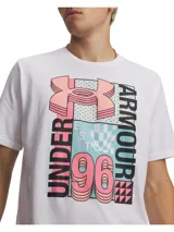 Remera deportiva Under Armour blanca de manga corta, con un gráfico grande en el pecho que incluye el logo de Under Armour en 3D color rosa pálido, el texto "UNDER" y "ARMOUR", y el año "1996" con bloques de color celeste y patrones geométricos.