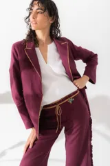 Blazer color chocolate de lino con solapas con borde en contraste color beige, cierre con un botón y corte entallado.