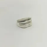 Anillo de plata 925 con hilera de circonias engarzadas.