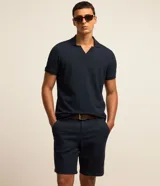 Bermuda masculina de corte slim, confeccionada en sarga lisa color blanco. Cuenta con bolsillos laterales, cierre con botón y cremallera, y trabillas para cinturón.