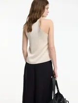 Musculosa color crema con escote en V y breteles anchos.