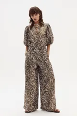 Camisa de lino con estampado abstracto en tonos marrones y beige, cuello mao, cierre frontal con botones de nácar y mangas abullonadas hasta el codo.