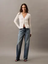 Remera blanca de punto acanalado con cuello en V y mangas largas. Corte ajustado al cuerpo.