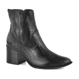 Bota de cuero color nude, con diseño de textura tipo cocodrilo y tacón alto.