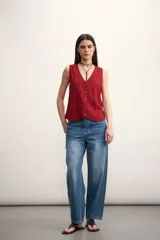 Chaleco negro con escote en V y abotonadura frontal.