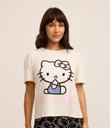 Blusa de pijama de poliéster color blanco, con cuello redondo, mangas cortas y estampado de Hello Kitty.