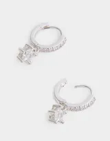 Aros argolla plateados con dije de estrellas con cubic zirconia y cierre click.