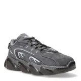 Championes urbanos grises con detalles en blanco y negro. Suela gruesa con diseño geométrico.