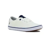 Zapatilla casual de lona blanca, estilo náutico o skater, con detalles en azul marino en el ribete de la suela, el forro interior (a rayas) y el logo bordado en la lengüeta y el lateral.