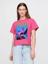 Remera rosa con estampado de la banda Nirvana y logo en verde y celeste.