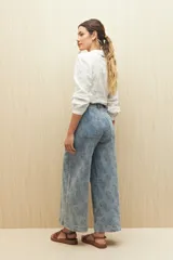 Pantalón ancho de tiro alto con estampado paisley en toda la superficie.