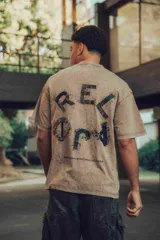 Remerón beige con estampa en la espalda con la palabra "RECORD" en letras grandes y estilo graffiti.