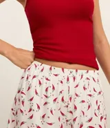 Conjunto de pijama Short Doll compuesto por una blusa de rib con breteles finos ajustables y encaje en el escote, y un short de viscolycra con cintura elástica y estampado de mini pimientos.