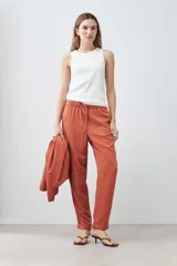 Pantalón de lyocell color ladrillo, con cintura elástica y cordón ajustable.
