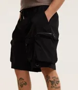 Bermuda color crema de poliéster, corte baggy cropped, con cintura elástica ajustable con cordón y bolsillos cargo funcionales.